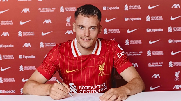 Florian Wirtz trong buổi lễ ký hợp đồng với Liverpool trị giá 100 triệu bảng, trở thành bản hợp đồng đắt giá nhất lịch sử The Kop. Nguồn: Liverpool FC