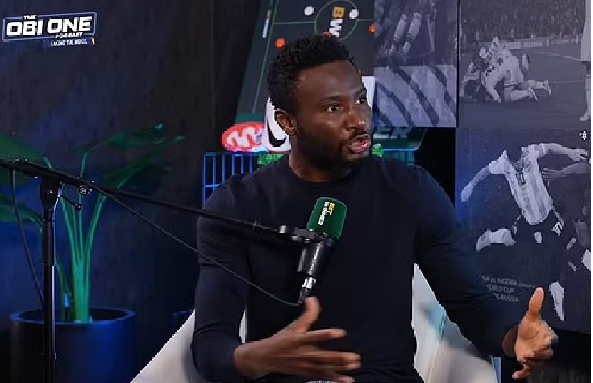 Cựu tiền vệ Chelsea John Obi Mikel trong buổi bình luận trận đấu, nơi ông chỉ trích gay gắt Nicolas Jackson về thẻ đỏ thứ hai. Nguồn: DAZN Sports
