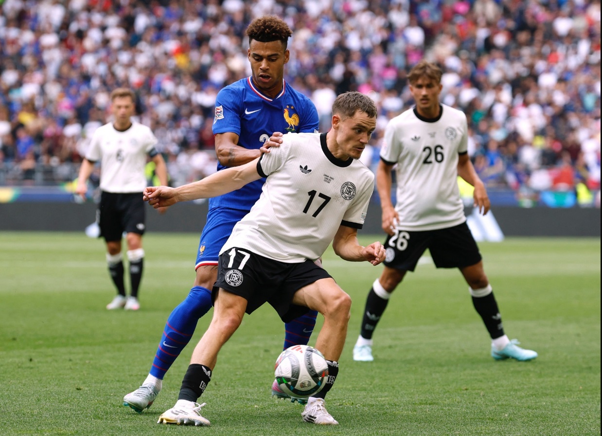 Florian Wirtz thể hiện kỹ thuật rê dribbling đặc trưng trong trận đấu Bundesliga, khiến hàng thủ đối phương bó tay. Nguồn: Bundesliga Official