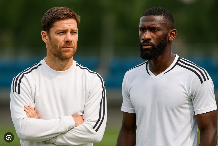 HLV Xabi Alonso trong buổi họp báo sau trận, nơi ông khẳng định Real Madrid sẽ hỗ trợ Antonio Rudiger và có thái độ không khoan nhượng với phân biệt chủng tộc. Nguồn: Real Madrid Official