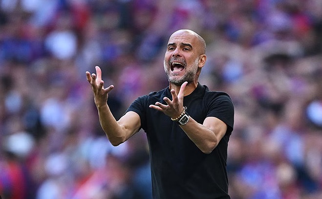 Pep Guardiola đưa ra chỉ dẫn chiến thuật cho Claudio Echeverri trong trận đấu với Al Ain tại Club World Cup. Nguồn: Manchester City Training